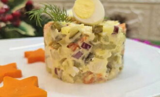 Maaaring ihain ang salad sa isang karaniwang mangkok.Mas gusto ko ang portioned serving. Gamit ang singsing ng pagkain, bumuo ng isang bahagi. Palamutihan ayon sa iyong kagustuhan.