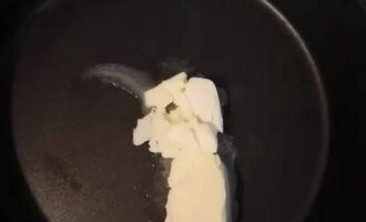 Escalfeu la paella a foc mitjà. Posar 50 grams de mantega i dissoldre.