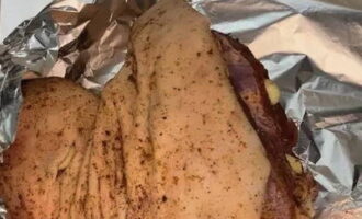 Trenqueu el paper de forn i col·loqueu la tija a sobre. Trenqueu el paper de forn i col·loqueu la tija a sobre.