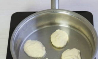 Scoateți aluatul cu o lingură și puneți-l într-o tigaie cu ulei încins, prăjiți la foc moderat, acoperiți primele minute. Scoateți aluatul cu o lingură și puneți-l într-o tigaie cu ulei încins, prăjiți la foc moderat, acoperiți primele minute.