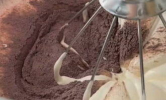 Se amestecă cu un mixer la viteză minimă.