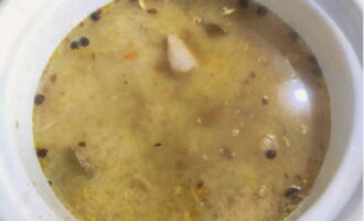 Ompliu el menjar amb aigua calenta.