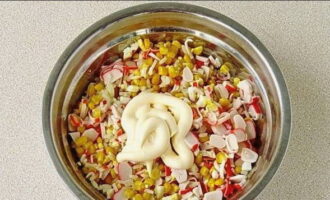 Nêm các nguyên liệu với muối và sốt mayonnaise.