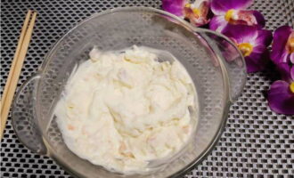Amestecați bine ingredientele și sosul este complet gata pentru lucrări ulterioare. Poftă bună!