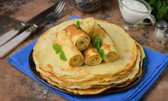 Bánh kếp cho Maslenitsa đã sẵn sàng! Chúng tôi phục vụ họ và phục vụ họ một cách ấm áp với nhiều chất phụ gia khác nhau. Chúc ngon miệng!