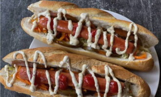 Meng mayonaise met mosterd en breng het op smaak, voeg apart ketchup toe. Meng mayonaise met mosterd en breng het op smaak, voeg apart ketchup toe.
