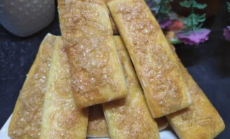 Deixeu refredar una mica els productes de forn, poseu-los en un plat i comenceu a tastar. Bona gana! 
