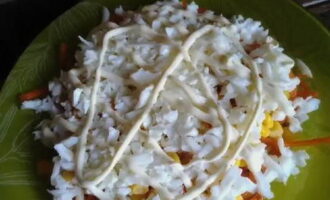 Phết sốt mayonnaise.