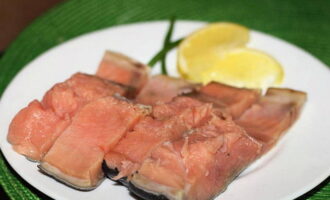 Alisin ang aromatic chum salmon mula sa marinade, pahiran ito ng mga napkin at gamitin ayon sa nilalayon. Kumain nang may gana at magsaya! Bon appetit!