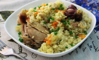 De kruimelige pilaf met kip in de pan is klaar. Op borden leggen en serveren.