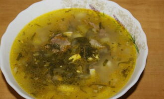 Món borscht xanh đậm đà, đậm đà với cây me chua và trứng theo công thức cổ điển đã sẵn sàng. Bạn có thể đổ ra đĩa và thưởng thức!