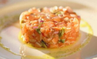 Klassisk laxtartar är klar. Lägg upp den på serveringsfat eller servera med krutonger!