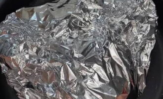 Segellar-lo bé en dues capes per a més força. Col·locar en un recipient de forn. Col·loqueu la làmina de forn en un forn preescalfat i coure l'obra mestra culinària a 180 graus durant almenys 1,5 hores. Al cap d'una estona, imprimiu el paper d'alumini i deixeu-lo daurar una hora més. Segellar-lo bé en dues capes per a més força. Col·locar en un recipient de forn. Col·loqueu la làmina de forn en un forn preescalfat i coure l'obra mestra culinària a 180 graus durant almenys 1,5 hores. Al cap d'una estona, imprimiu el paper d'alumini i deixeu-lo daurar una hora més.