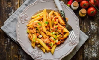 Pasta en vlees zijn klaar! Plaats het heerlijke gerecht op borden en serveer. Eet smakelijk!
