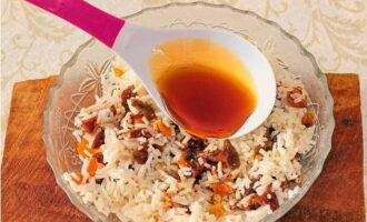 Trộn kutya và thêm hương vị với mật ong lỏng không đường.