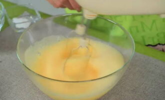 Agitați cu un mixer până la omogenizare.
