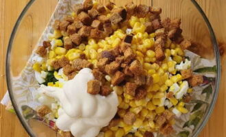 Asin at timplahan ng mayonesa. Pukawin ang salad.