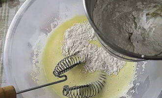 Nadat je de droge ingrediënten hebt gezeefd, voeg je ze toe aan het vloeibare mengsel.