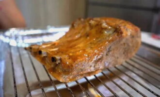 Poseu la carn a la graella. Col·loqueu una safata de forn a sota perquè els sucs s'escorrin i no embruti el forn.