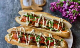 Zelfgemaakte hotdog is klaar! Snijd de gewassen en gedroogde peterselie fijn en strooi over de hotdogs. Eet smakelijk! Zelfgemaakte hotdog is klaar! Snijd de gewassen en gedroogde peterselie fijn en strooi over de hotdogs. Eet smakelijk!