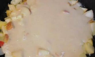 Aboqueu-hi la massa, intentant cobrir el farcit de poma. Reduir la temperatura. Tapeu la paella amb una tapa. Coure al forn durant 15 minuts per un costat, després traieu el pastís de la paella al paper sulfuritzat, netegeu la cassola de qualsevol sucre caramel·litzat restant i, a continuació, torneu el pastís a la cassola, donant-li la volta a l'altre costat. Enfornar durant 10 minuts.