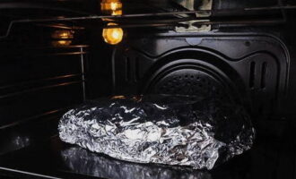 Grädda sedan rätten i 20-25 minuter vid en temperatur på 200 grader.