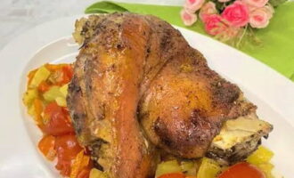 Traieu amb cura el plat del forn, traieu el paper d'alumini i poseu-lo en un plat bonic. Decoreu com vulgueu amb verdures fresques o al forn. Traieu amb cura el plat del forn, traieu el paper d'alumini i poseu-lo en un plat bonic. Decoreu com vulgueu amb verdures fresques o al forn.