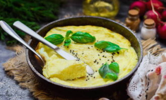 Serveer de omelet op tafel. Garneer met je favoriete groen. Geniet van deze magische traktatie! Eet smakelijk!