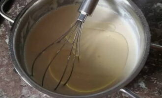 Adăugați laptele rămas și amestecați. Se toarnă uleiul vegetal inodor. Adăugați laptele rămas și amestecați.Se toarnă uleiul vegetal inodor.