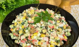 Crab salad na walang kanin ay handa na! Ilagay ang eleganteng pampagana sa isang festive bowl. Kung ninanais, magdagdag ng sariwang sanga ng iyong mga paboritong damo. Tratuhin ang iyong sarili sa isang mahiwagang pagkain! Enjoy!