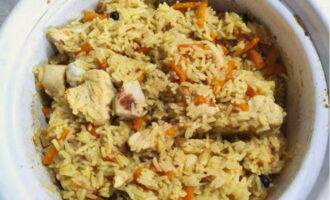 A continuació, barregeu els ingredients del plat i torneu al forn calent durant 30 minuts més (el foc ja s'ha d'apagar).