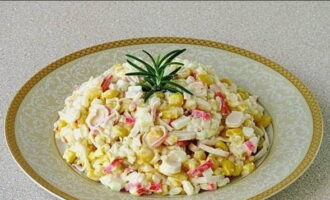 Salad với cơm đã sẵn sàng! Dùng lạnh. Chúc ngon miệng!