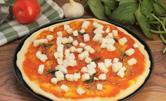 Beleg de pizza met kleine stukjes mozzarella. Bak gedurende 10 minuten op 200 graden.
