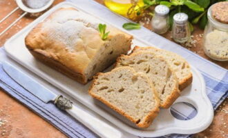 Refredar lleugerament el pastís, treure del plat i servir acompanyat de begudes calentes. Bona gana!