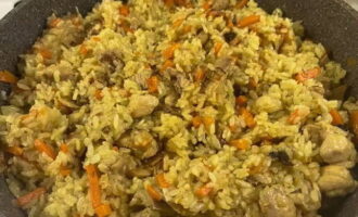 Zet het vuur uit. Laat de pilaf 10-15 minuten trekken. Roer de pilaf.