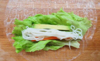 Đặt một ít mì gạo lên trên.