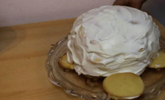 Se unge toata suprafata prajiturii cu crema ramasa. Pune prajitura la frigider peste noapte pentru a inmuia prajiturile in crema.