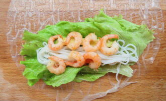 Đặt một ít tôm chiên tỏi lên trên mì.