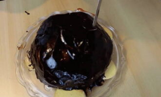 Apoi pune prajitura din nou la frigider pentru o vreme, pentru ca glazura sa se intareasca. Decoreaza prajitura pregatita dupa bunul plac si il poti servi pe masa festiva. Coacerea delicioasă și reușită!