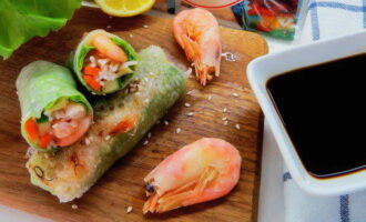 Hãy nhớ phục vụ nước tương với món chả giò cổ điển đã được chuẩn bị sẵn.