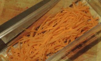 Gọt vỏ và rửa sạch cà rốt. Nghiền nó bằng dao hoặc trên một dụng cụ vắt đặc biệt để có được một ống hút mỏng.