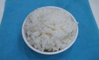 Kasabay nito, pakuluan ang anumang kanin hanggang lumambot. Hindi kinakailangang banlawan ito ng maigi bago lutuin para mas malapot ang sinigang. Kasabay nito, pakuluan ang anumang kanin hanggang lumambot. Hindi kinakailangang banlawan ito ng maigi bago lutuin para mas malapot ang sinigang.