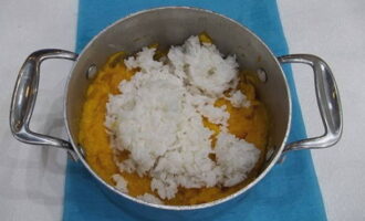 Magdagdag ng pinakuluang kanin sa pumpkin puree. Magdagdag ng pinakuluang kanin sa pumpkin puree.