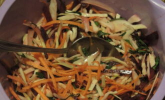Đặt rau xắt nhỏ vào bát salad. Thêm bất kỳ loại rau xanh thái nhỏ nào vào chúng. Sau đó rắc rau với muối, giấm và dầu thực vật tùy theo khẩu vị của bạn. Nhẹ nhàng trộn salad bằng thìa.