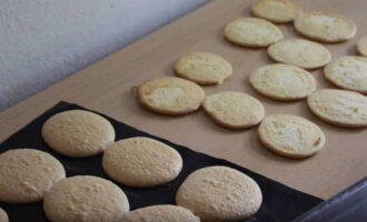 Coaceți prăjiturile timp de 8-10 minute până se rumenesc, doar aveți grijă să nu le uscați. Apoi transferați-le de pe tava de copt pe orice suprafață și răciți-le.