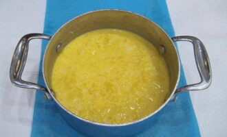Lutuin ang lugaw sa loob ng 15 minuto mula sa simula ng pagkulo at sa mahinang apoy. Ang texture ng sinigang ay depende sa oras ng pagluluto. Lutuin ang lugaw sa loob ng 15 minuto mula sa simula ng pagkulo at sa mahinang apoy. Ang texture ng sinigang ay depende sa oras ng pagluluto.