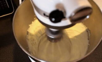Pentru crema, puneti smantana rece intr-un vas de mixer, adaugati zaharul si, crescand treptat viteza, bateti-le intr-o masa groasa, pufoasa.