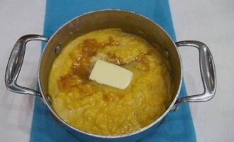 Magdagdag ng isang piraso ng mantikilya at pulot sa nilutong lugaw para sa tamis at mas malaking benepisyo, ngunit maaari itong mapalitan ng asukal. Magdagdag ng isang piraso ng mantikilya at pulot sa nilutong lugaw para sa tamis at mas malaking benepisyo, ngunit maaari itong mapalitan ng asukal.