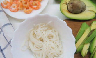 Nấu bún theo hướng dẫn trên bao bì.