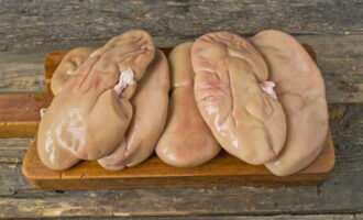 Clătiți rinichii de porc sub apă rece. Tăiați peliculele și grăsimea și puneți-le într-un recipient mare. Umpleți cu apă rece și lăsați la macerat peste noapte.